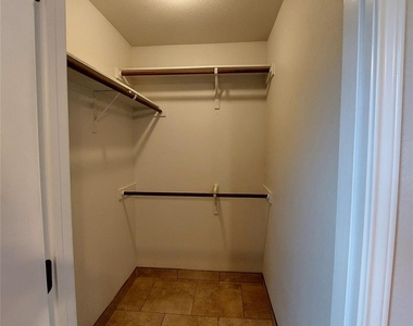 2505 S Oak Ln - Photo Thumbnail 8