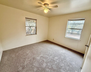 2411 S 5th St - Photo Thumbnail 5