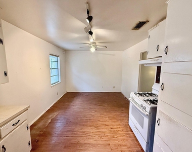 2411 S 5th St - Photo Thumbnail 3