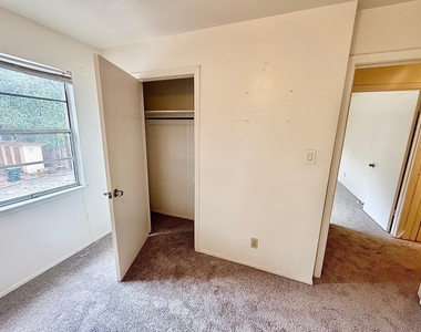 2411 S 5th St - Photo Thumbnail 6