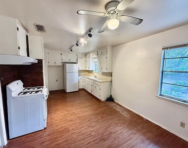 2411 S 5th St - Photo Thumbnail 2