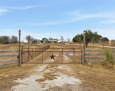 610 Eastview Dr - Photo Thumbnail 3