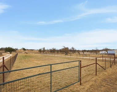 610 Eastview Dr - Photo Thumbnail 2