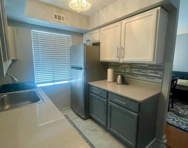 1031 Michigan Avenue Ne - Photo Thumbnail 17