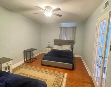 1031 Michigan Avenue Ne - Photo Thumbnail 11