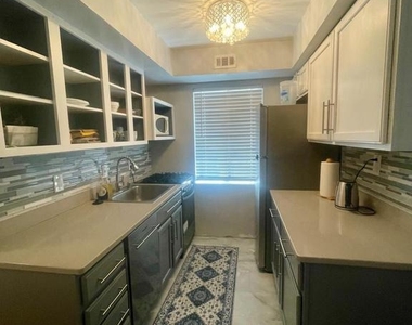 1031 Michigan Avenue Ne - Photo Thumbnail 5