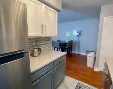 1031 Michigan Avenue Ne - Photo Thumbnail 7