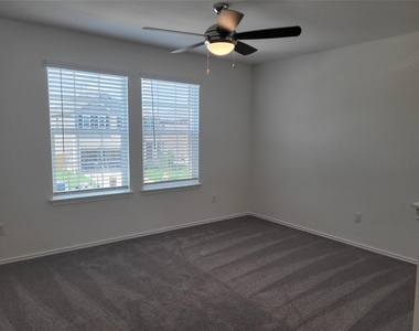 4465 Acerno St - Photo Thumbnail 12