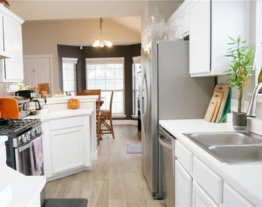 9103 Wellesley Dr - Photo Thumbnail 3