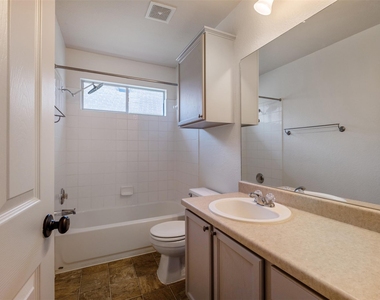 2208 Melissa Oaks Ln - Photo Thumbnail 17