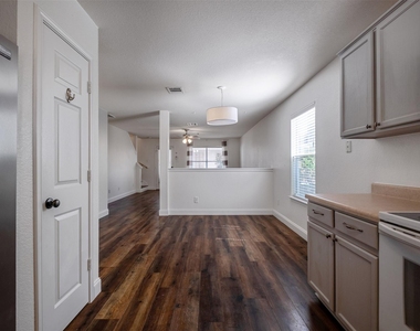 2208 Melissa Oaks Ln - Photo Thumbnail 7
