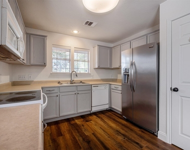 2208 Melissa Oaks Ln - Photo Thumbnail 6