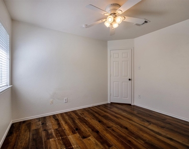 2208 Melissa Oaks Ln - Photo Thumbnail 16