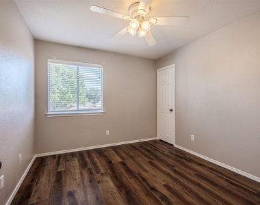 2208 Melissa Oaks Ln - Photo Thumbnail 18