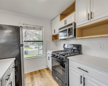 7004 Trendal Ln - Photo Thumbnail 9