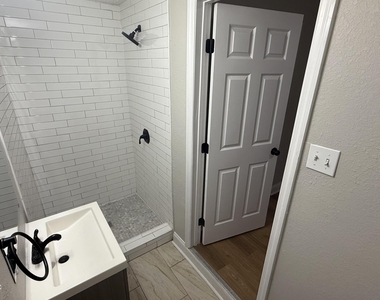 1645 W 12th Street - Photo Thumbnail 5