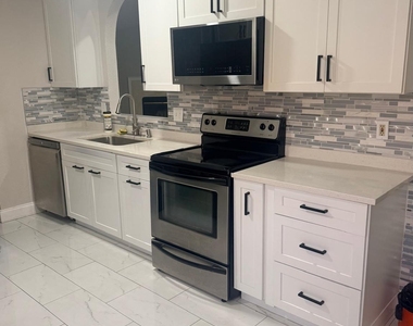 7945 Macinnes Dr Drive - Photo Thumbnail 4