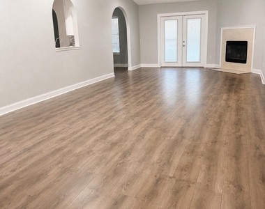7945 Macinnes Dr Drive - Photo Thumbnail 2