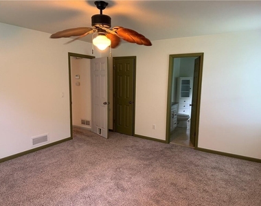 412 Hickory Walk - Photo Thumbnail 9