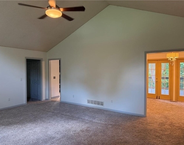 412 Hickory Walk - Photo Thumbnail 2