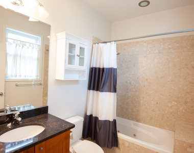 2427 W Augusta Boulevard - Photo Thumbnail 12
