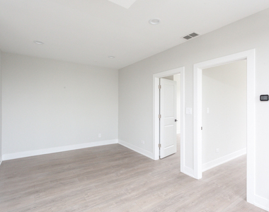 818 W 18th Street - Photo Thumbnail 5