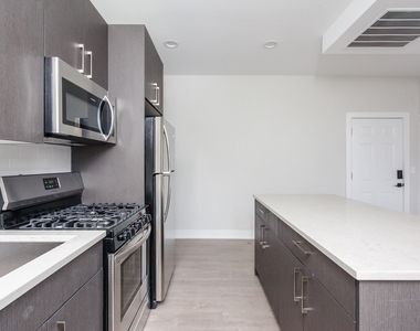 818 W 18th Street - Photo Thumbnail 2