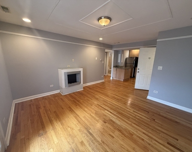 6954 N Greenview Avenue - Photo Thumbnail 2