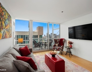 653 N Kingsbury Street - Photo Thumbnail 1
