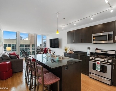 653 N Kingsbury Street - Photo Thumbnail 3