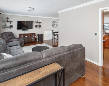 3117 Windsor Drive - Photo Thumbnail 2