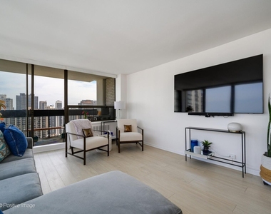 1455 N Sandburg Terrace - Photo Thumbnail 3