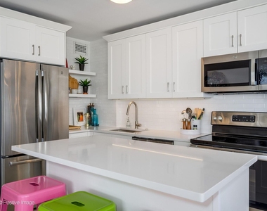1455 N Sandburg Terrace - Photo Thumbnail 13