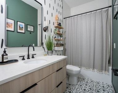2646 W Augusta Boulevard - Photo Thumbnail 14