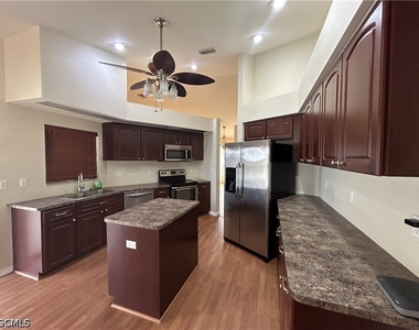 1405 Ne 5th Place - Photo Thumbnail 2