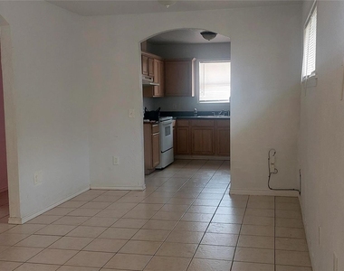 2908 Wipprecht Street - Photo Thumbnail 2