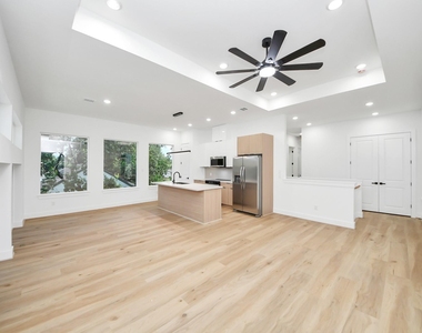 7117 Eastwood St - Photo Thumbnail 2