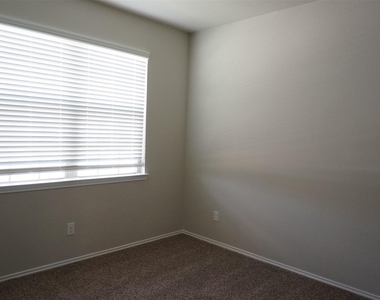 20911 Iris Bloom Street - Photo Thumbnail 15