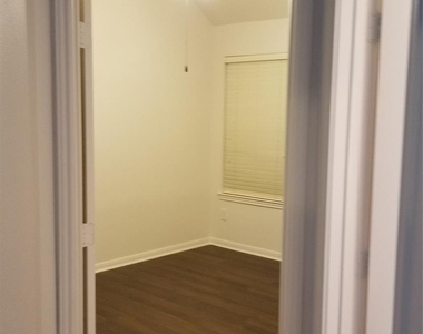 935 Rock Springs Drive - Photo Thumbnail 3