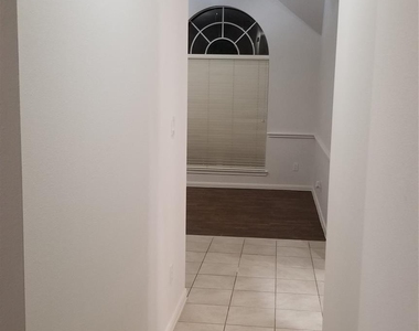 935 Rock Springs Drive - Photo Thumbnail 5