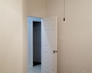 935 Rock Springs Drive - Photo Thumbnail 6