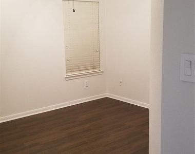 935 Rock Springs Drive - Photo Thumbnail 2