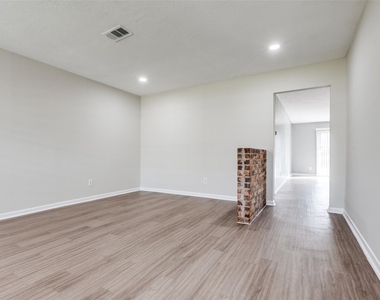 5426 Fairgreen Lane - Photo Thumbnail 2