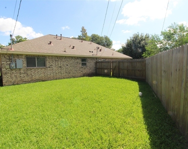 814 Mobile Drive - Photo Thumbnail 2
