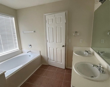 10506 Sugar Trace Drive - Photo Thumbnail 12