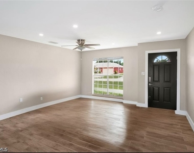 4500 30th Place Sw - Photo Thumbnail 1