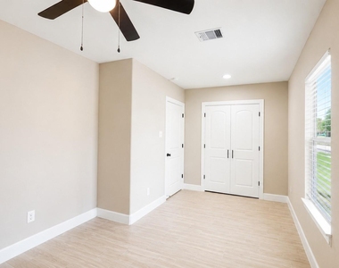 1206-b Pinewood Lane - Photo Thumbnail 6