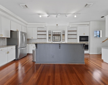 2402 Calumet Street - Photo Thumbnail 4