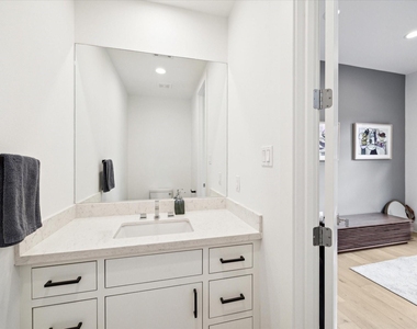 823 Aurora Street - Photo Thumbnail 8