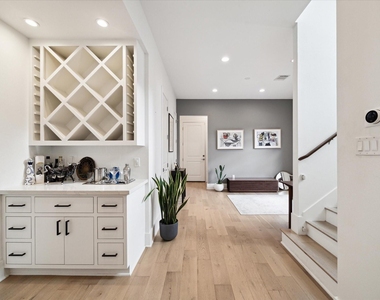 823 Aurora Street - Photo Thumbnail 3